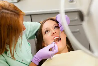 有牙的妇女在牙医清洗了。