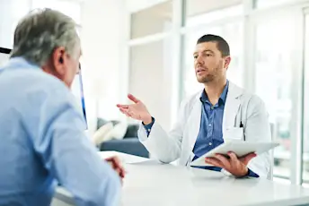 男人和他的医生说话