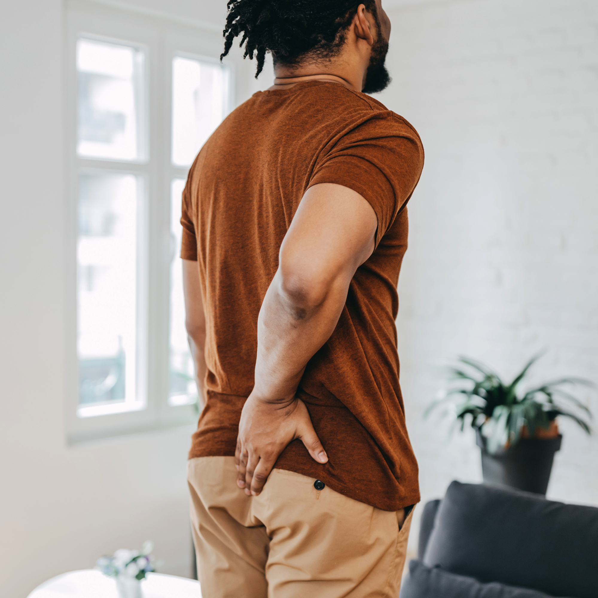 男人不舒服地抱着屁股。