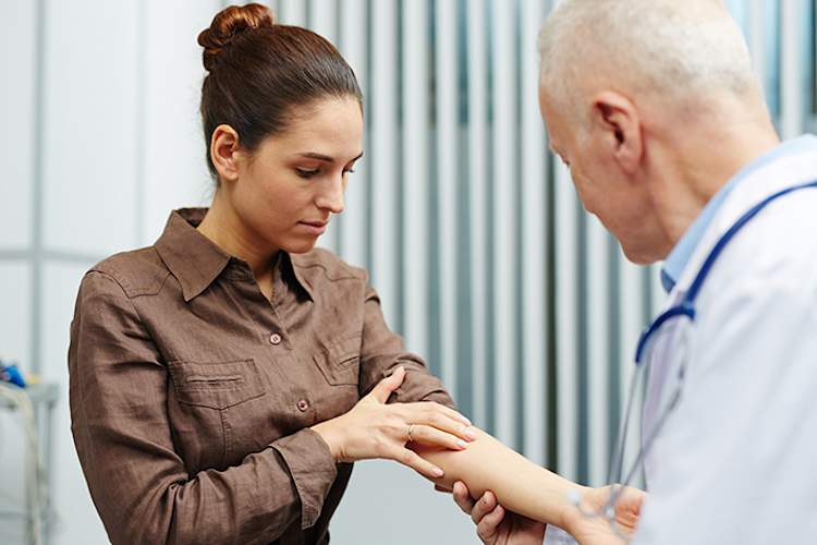 医生检查病人的皮肤。