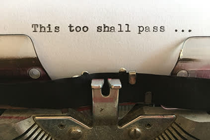 “这一切都会过去”写在一台打字机。