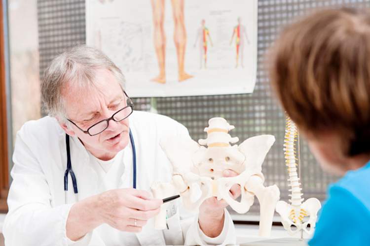 医生解释到患者的关节炎。