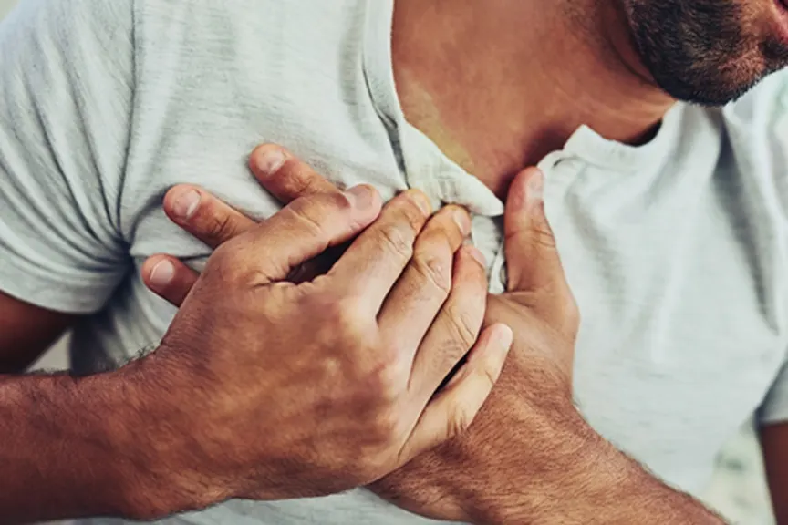 男性在感到疼痛时触摸右侧胸部。