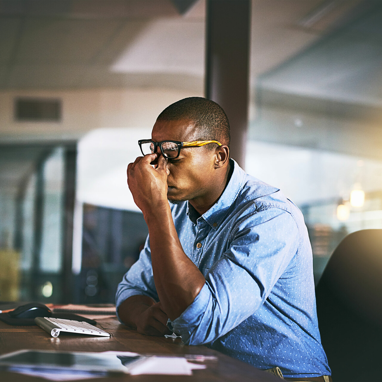 紧张的人坐在一个办公室