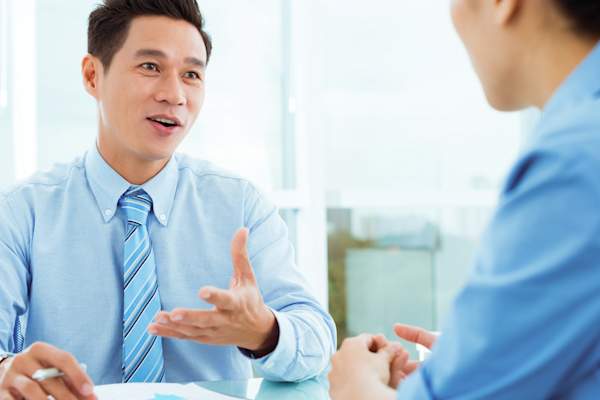 女士和主管谈话。