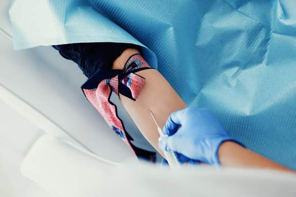 病人被采取她的血液进行检测