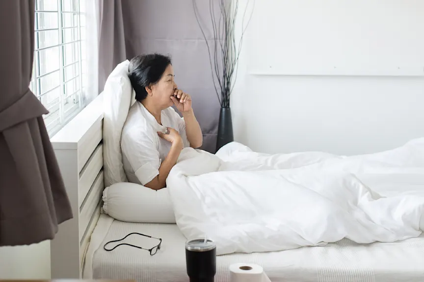 女人在床上咳嗽