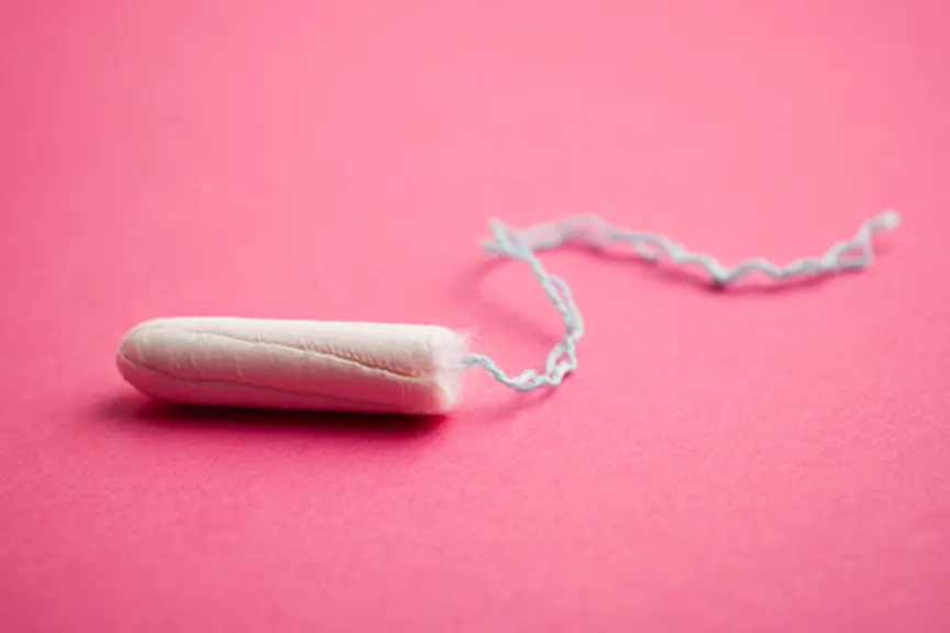 粉红色背景上的卫生棉条。