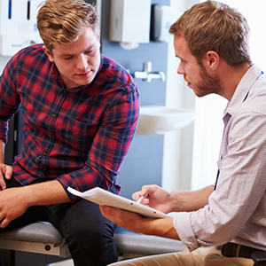 男性病人和医生在病房会诊
