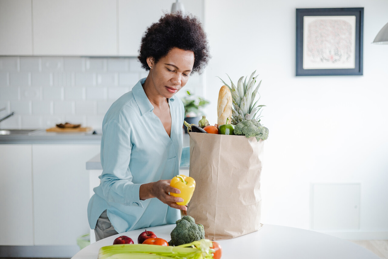 女人开箱杂货。
