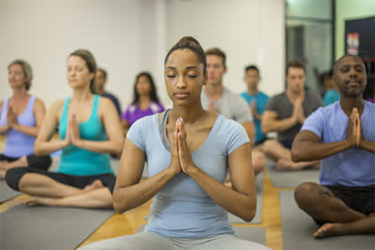 人在瑜伽课沉思集团。