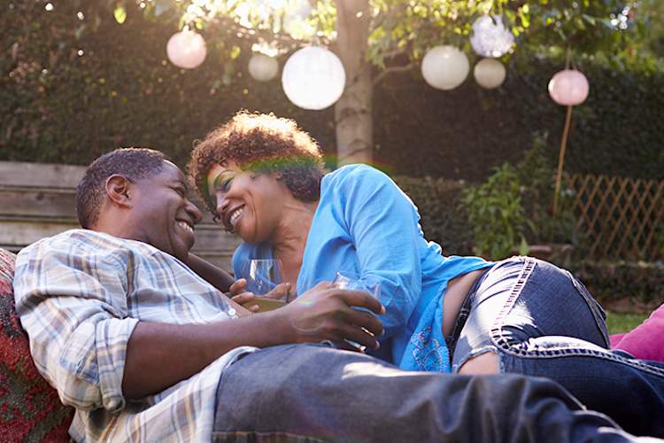 成熟的情侣拥抱户外。