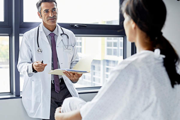 年轻女人在和医生说话。