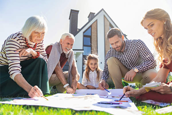 家庭画上外的草坪。