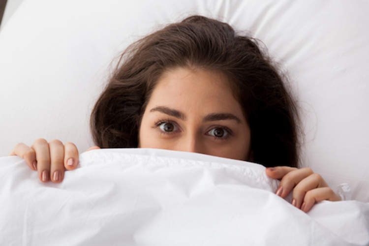 女人从毯子露出来。