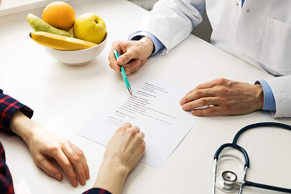 女人讨论营养搭配的医生。