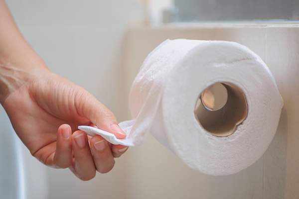 一个女人拉着一卷卫生纸