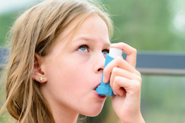 孩子用她的救生吸入器。