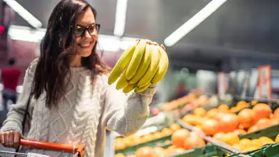 女人在买香蕉。
