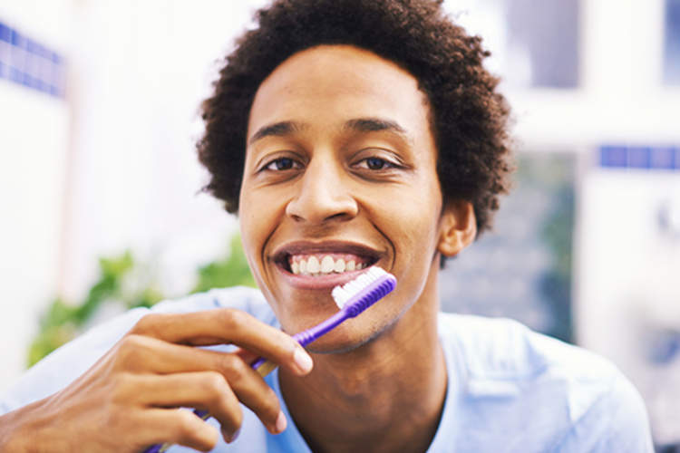 微笑的人刷牙的形象。