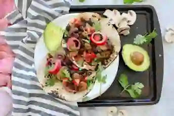 黑豆和蘑菇炸玉米饼