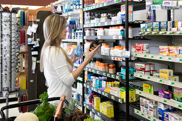 妇女购物补充形象。