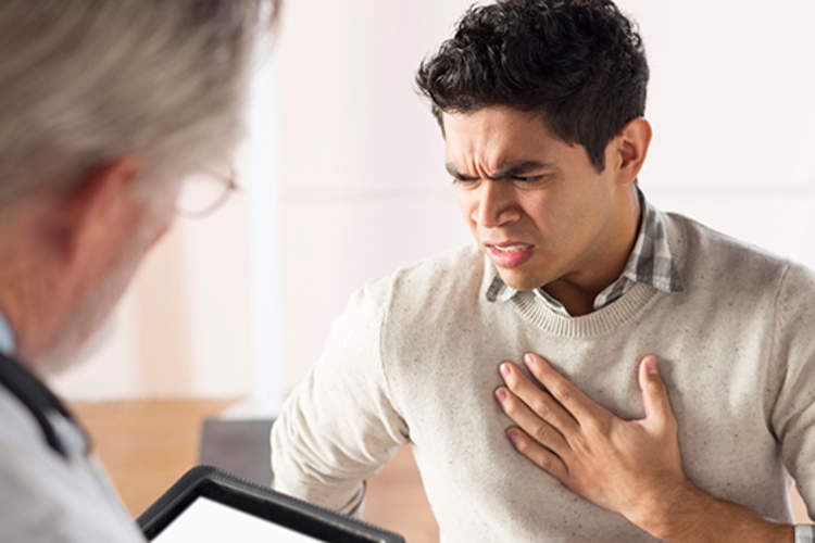一名胃酸倒流的男子向医生描述他的症状。