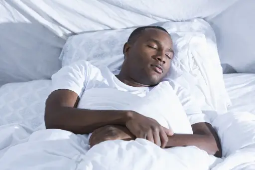 年轻非洲裔美国人睡着在后面床上。