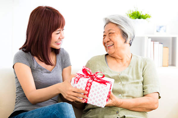 给妈妈送礼物的女人。