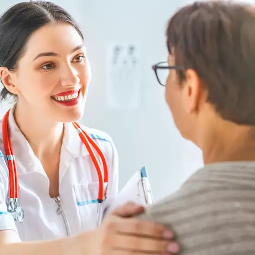 一位女士在和她的医生谈话。