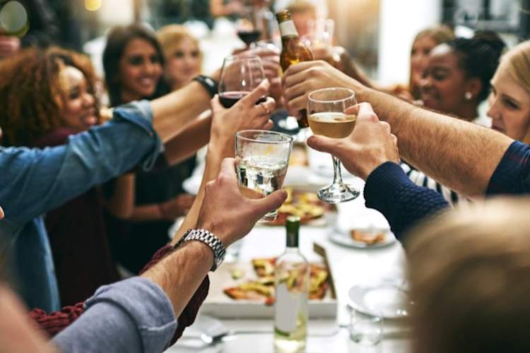 在宴会上人们的欢呼声组-ING