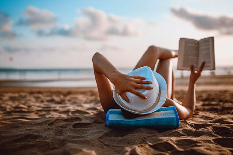 在海滩上看书的女人。