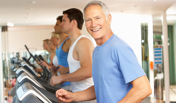 年长的男人锻炼跑步机图像上
