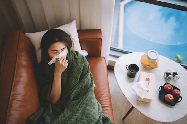 生病的女人与组织沙发