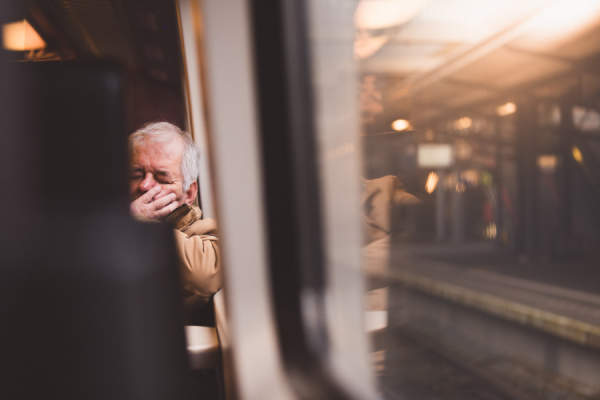 老年人在火车上睡觉