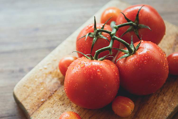 在切板的西红柿。