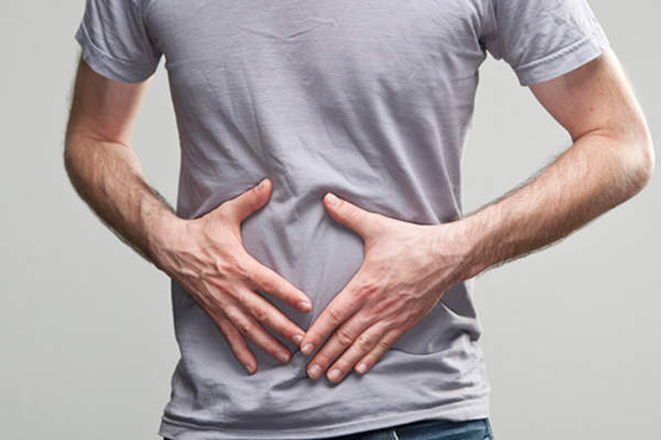 男子的消化问题,对胃的手。