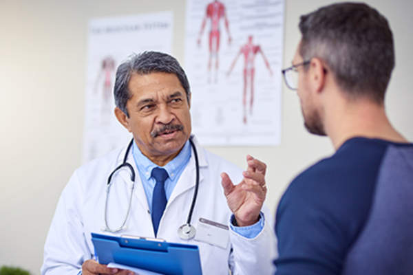 医生向病人解释某事。