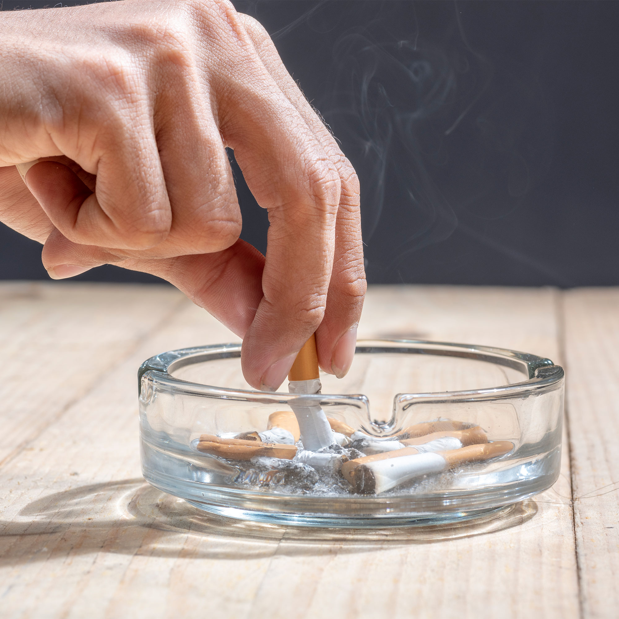 有人把香烟放在烟灰缸里的特写镜头