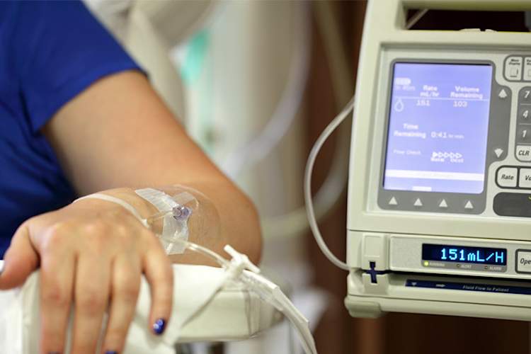 正在打点滴的妇女。