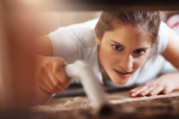 在沙发清洗的女人“>
</picture>
</header>
<figcaption class=