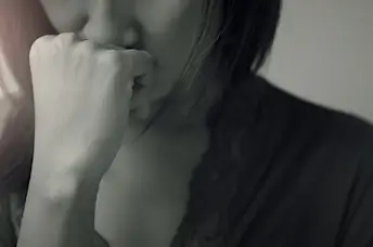 沉思的女人在黑白照片。