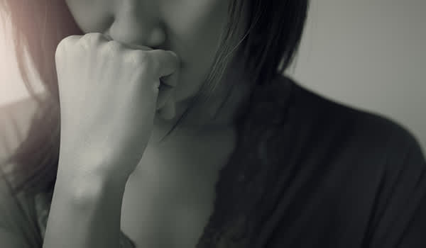 沉思的女人在黑白照片。