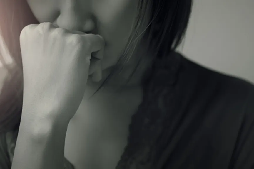 黑白照片的沉思妇女。
