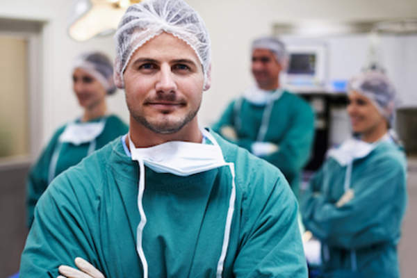 甲状腺外科医生准备手术。