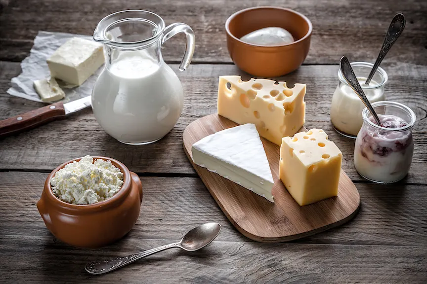 在土气桌上的乳制品。