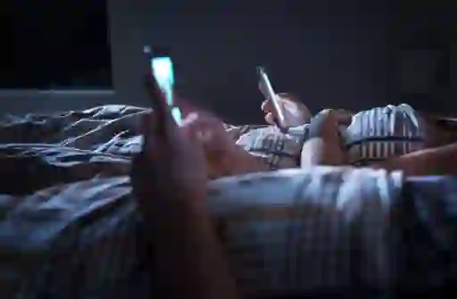 夜间在床上看手机