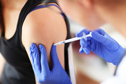 类风湿性关节炎患者接受破伤风疫苗。