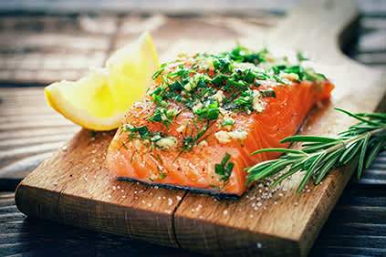 鲑鱼片与柠檬楔低组胺饮食。