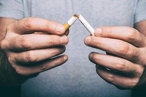 男人把香烟掰成两半。